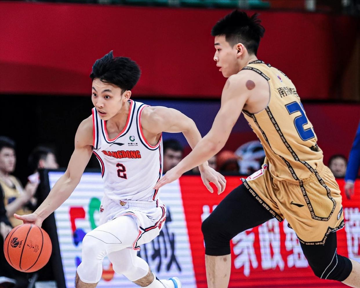 徐杰三双广东险胜北控郭昊文24分同曦胜新疆