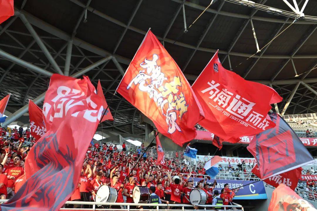 体育场上热血沸腾，观众欢呼雀跃