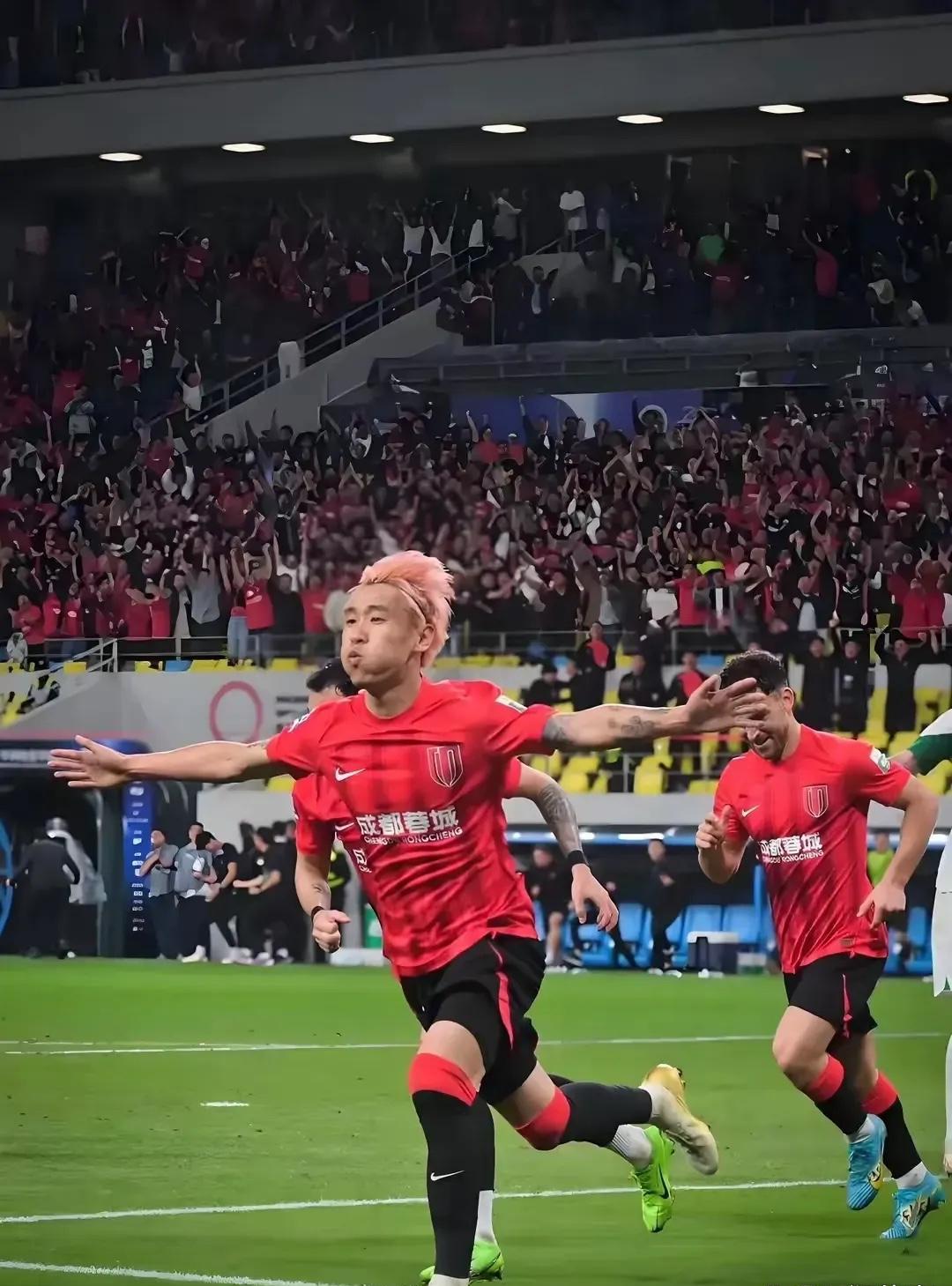 足协杯-韦世豪双响上半时两张直红蓉城2-1海牛进四强(韦世豪进球合集)